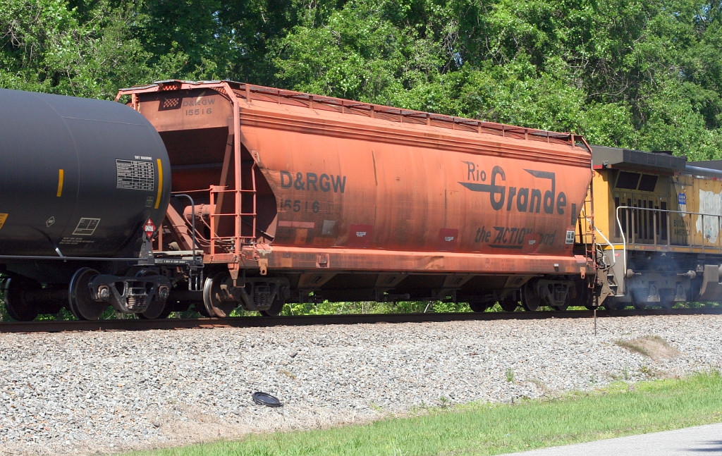 DRGW 15516 spacer duty on oil train